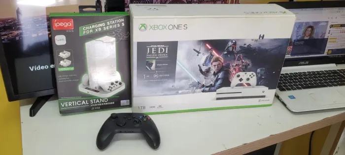 Xbox one  1TB seminovo 4K com todos os itens originais.