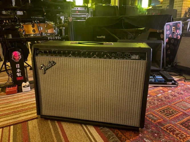Amplificador Fender Ultimate Chorus 212 100w impecável!!