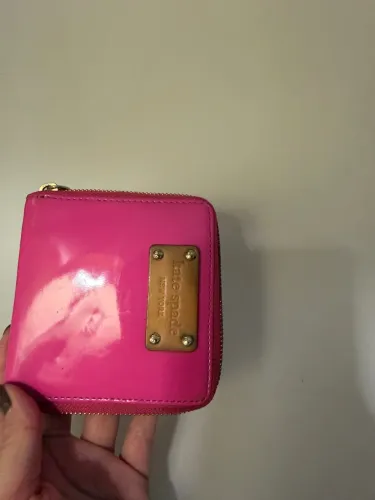 Carteira Kate Spade New York em couro envernizado rosa