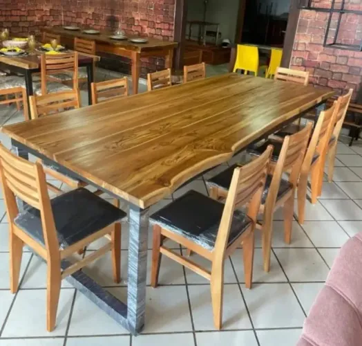 Mesa de madeira com 10 cadeiras