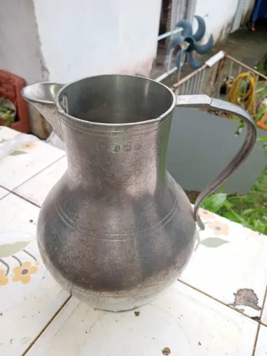 Jarra antiga em estanho