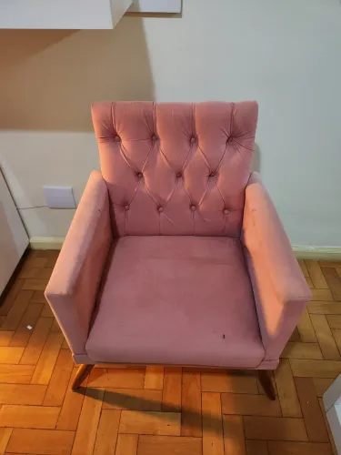 Poltrona Decorativa Capitonê Rosa Suede com Pés Palito - Linda e Confortável