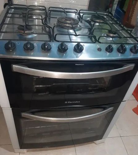 fogão Electrolux 5 bocas.com 2 fornos. com grill. pouca marca de uso. tudo funcionando ok