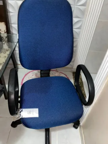 Vendo cadeira de escritório com rodas e giratória 
