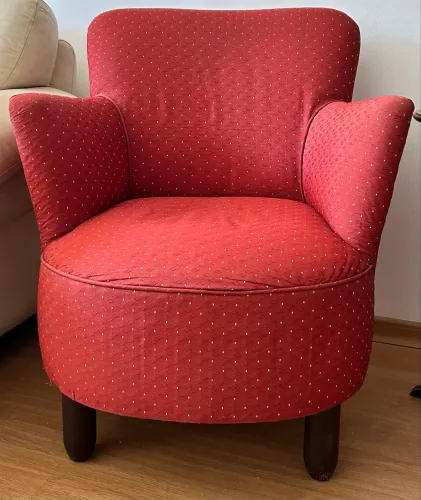 Poltrona vintage na cor vinho com estofado detalhado