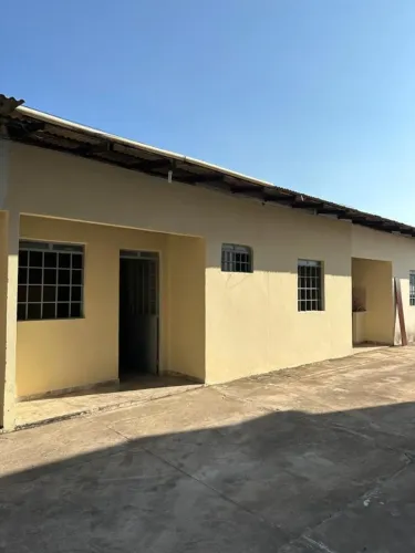 Apartamento com 2 quartos, banheiro, cozinha americana, garagem, forrado, na cerâmica