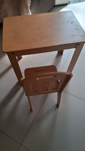 Vende-se cadeira e mesa infantil