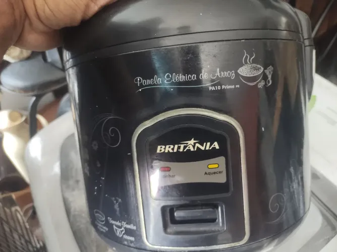 Panela elétrica faz arroz etc 4L