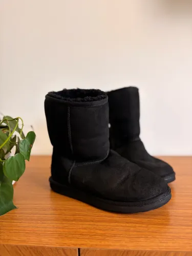 Bota UGuui 36 Preta Apeluciada Teddy