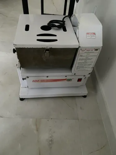 ela é uma Amassadeira Basculante Maná 05 kg.