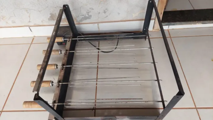 Grill com espetos para churrasqueira 