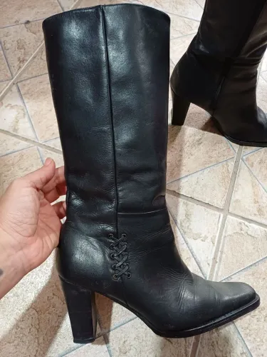 Bota em couro, com salto alto
