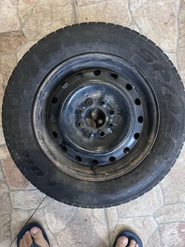 Roda aro 13 com pneu meia vida 165/70
