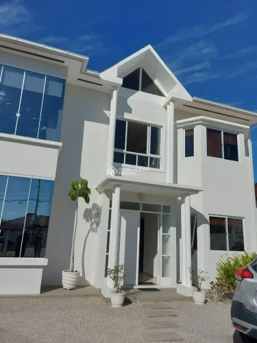 Casa transformada em Pousada, 5 quartos na praia da Daniela em Florianópolis-SC.