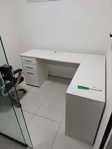 Escrivaninha e armário de cozinha