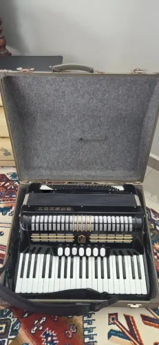 Vendo ACORDEON HOHNER VERDI III em excelente estado
