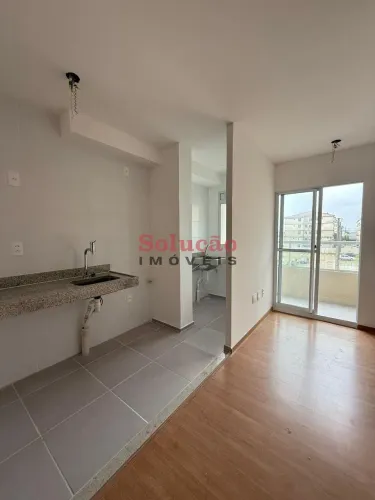 Apartamento com sacada e churrasqueira na Avenida Cairú