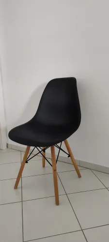 Cadeira Eifel preta lisa
