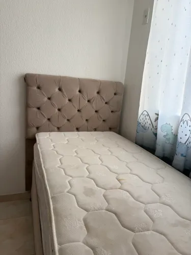 Colchão de solteiro com base e cabeceira