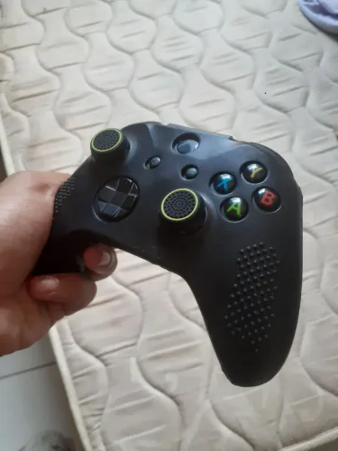 Console Xbox one X 1tb de memória semi novo acompanha 1 controle original semi novo 