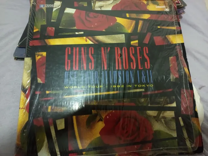 Laserdisc duplo importado do Guns N' Roses (Use Your Illusion: World Tour 1992 in Tokyo)