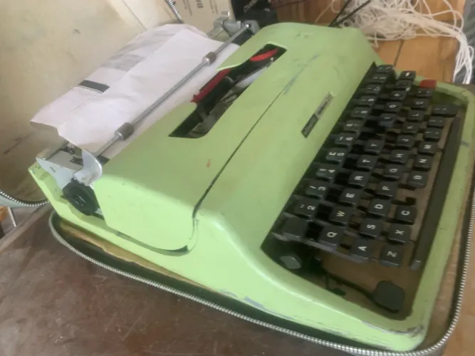 máquina de escrever portátil Olivetti Lettera 32