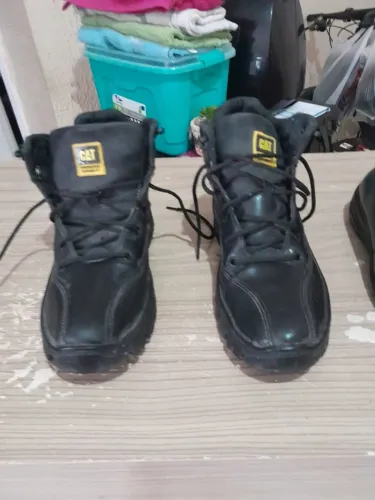 BOTA CAT E SAPATO