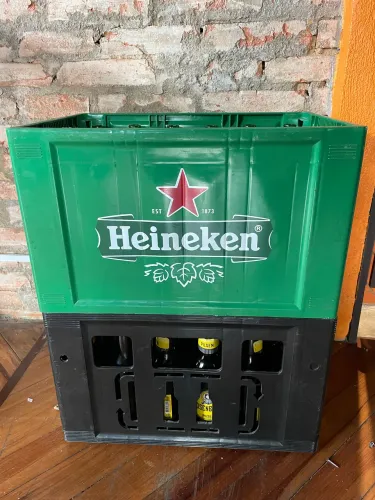 Vendo engradados e cascos de garrafa de cerveja 