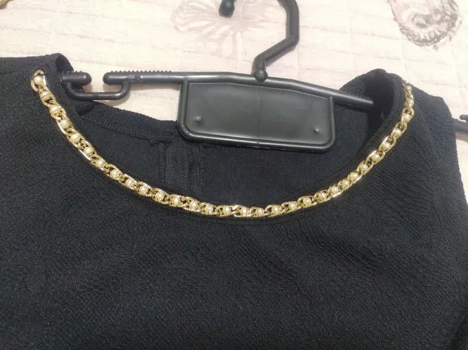 Vestido preto com detalhe dourado tamanho 52 usado um vez
