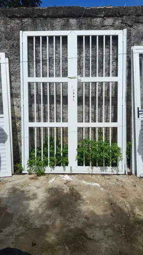 Portão alumínio vazado <br>2,38 x 1,77 ( medida já com o batedor.<br>Valor: 1100,00
