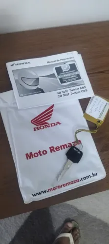 Vende-se honda cbtwiste 300f zera poucos km so tansferir manual e chave reserva 
