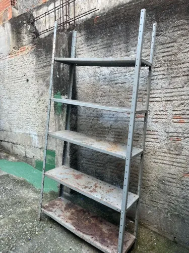1 Estante de ferro - 5 prateleiras<br>Retirada na praça seca 