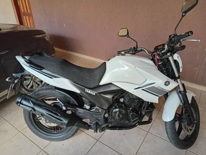 Moto Fz25