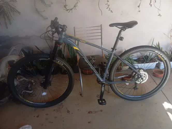 Bicicleta Oggi hacker HDS aro 17 semi nova com pneu MAXXIS tubeless e suspensão Quest