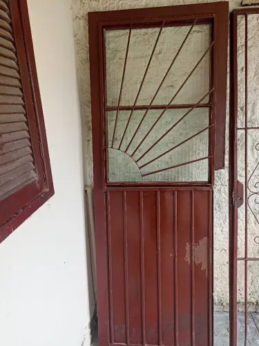 Porta de ferro pra ferro velho está sem a parte da fechadura. 