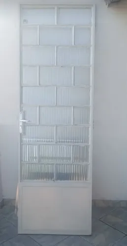 Porta de ferro com vidros perfeitos