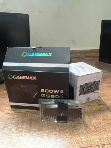 Pc um gabinete novo dois monitor só um usado e várias Peças