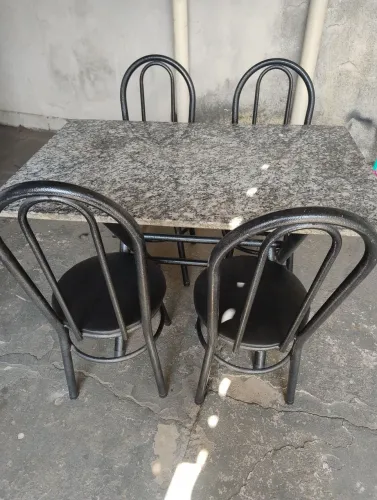 Mesa 1.20m com 4 cadeiras ( entrego dependendo da distância)