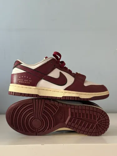 nike dunk low se just do it team red - tamanho 39 br / 26 cm