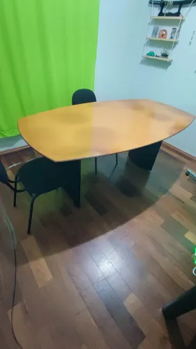 Mesa de Podcast, Reuniao, 6-8 pessoas, tampo madeira e pes de ferro