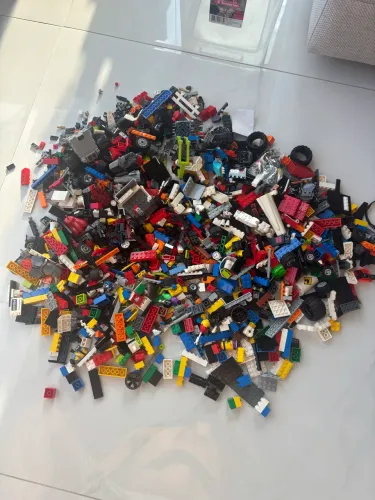 Lote de LEGO Original - Aproximadamente 1.500 peças (2,5 kgs) + rodas e minifiguras
