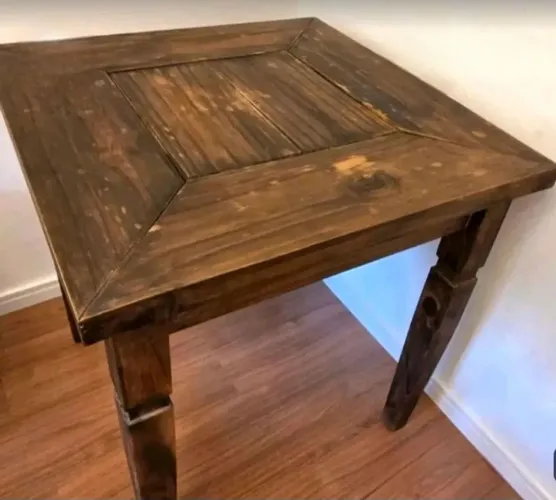 Mesa de Madeira quadrada.
