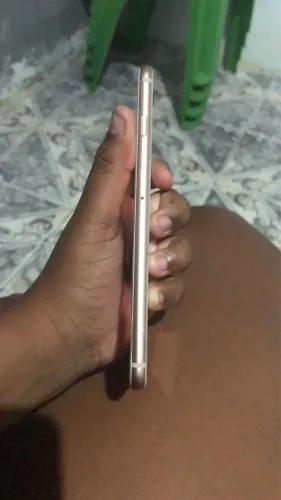 Vendo um iPhone 8 Plus 64 gigas Bateria 100% só tá apenas um trico n interfere em nada 