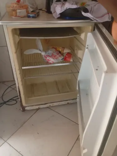 Um freezer e um ventilador