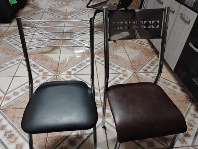 Mesa de vidro com 4 cadeiras + duas avulsas 