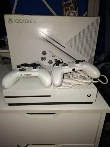 Xbox one S 1TB (Usado), 2 controles e com caixa