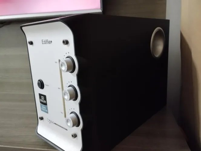 Monitor de áudio Edifier 2.1 com subwoofer em excelente estado de conservação.