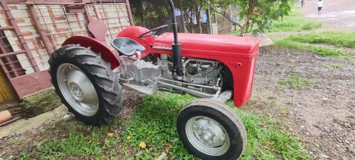 Trator antigo Ferguson