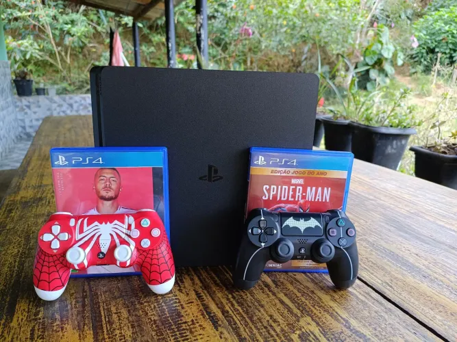 PlayStation 4 slim + 4 controles e 4 jogos em perfeito estado