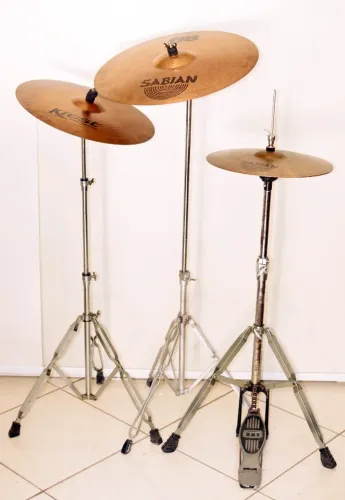 Pratos p Bateria com estante e máquina de chimbal Sabian e Krest. Aceito troca..2.000